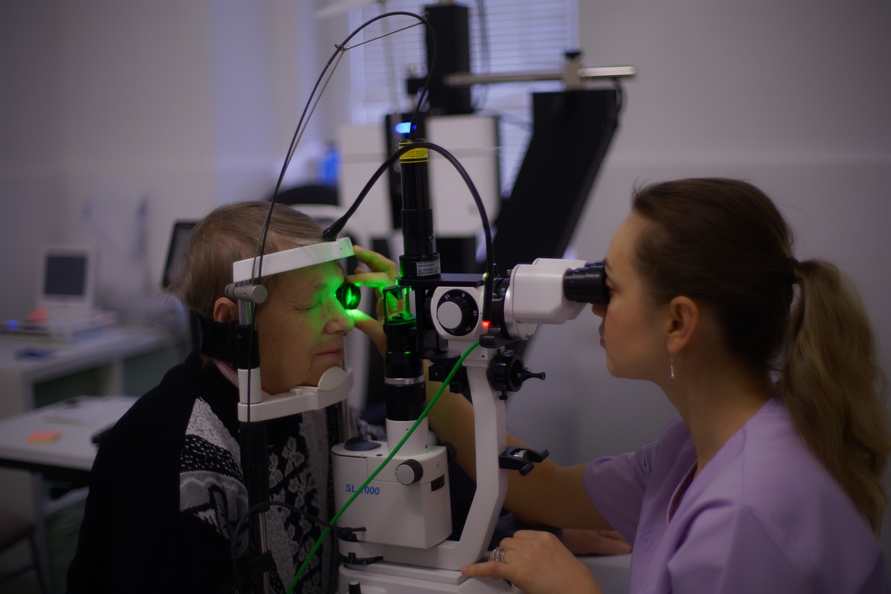 Ali laserska operacija oči popolnoma odpravi dioptrijo?