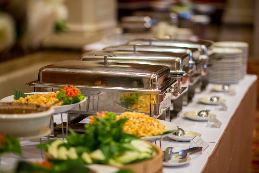 Catering – umetnost kulinarike, ki srečanje spremeni v doživetje